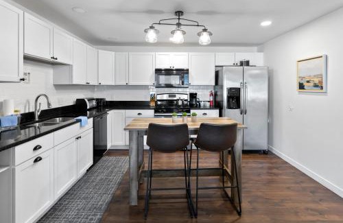 Douglas Casa | Timber Lodge - Short distance to downtown, beaches, and breweries