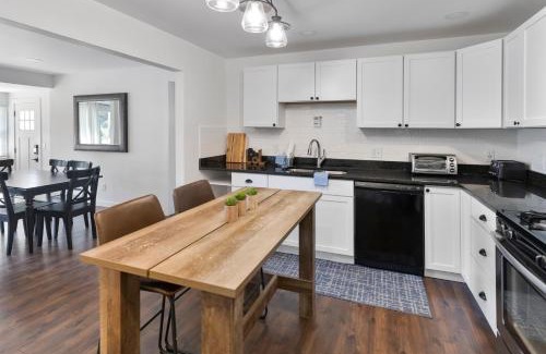 Douglas Casa | Timber Lodge - Short distance to downtown, beaches, and breweries