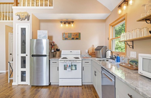 Hiawassee Casa | Timber Ridge Retreat - by Chatuge Home Concierge Serene Mountain Retreat with Stunning Year-Round Views | Gated Community