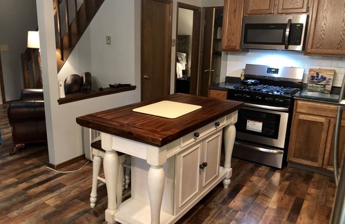 Pocono Pines Casa | Timber Trails Cabin on large wooded lot in the Lake Naomi Club in the Pocono’s