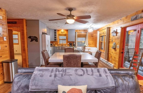 McHenry Cabina | Time Out! Hot Tub! Fire Pit! New Deck, sleeps 10+