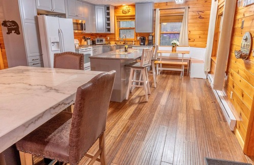 McHenry Cabina | Time Out! Hot Tub! Fire Pit! New Deck, sleeps 10+