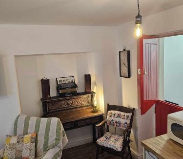 Carrickfergus Casa | Time Stands Still Cottage