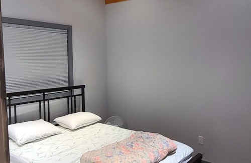 Eagle Lake Cabaña | Time to relax! Waterfront, 10 mins to Haliburton.