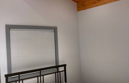 Eagle Lake Cabaña | Time to relax! Waterfront, 10 mins to Haliburton.
