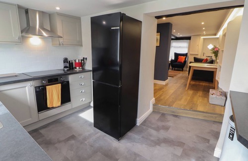 Warton Cabaña | TIMEKEEPER'S COTTAGE, pet friendly, with open fire in Carnforth