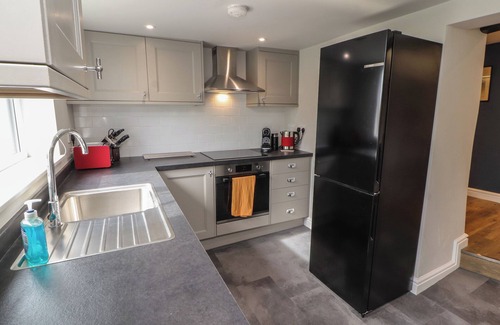 Warton Cabaña | TIMEKEEPER'S COTTAGE, pet friendly, with open fire in Carnforth