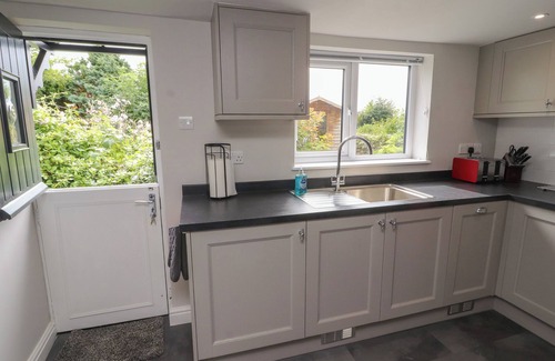 Warton Cabaña | TIMEKEEPER'S COTTAGE, pet friendly, with open fire in Carnforth