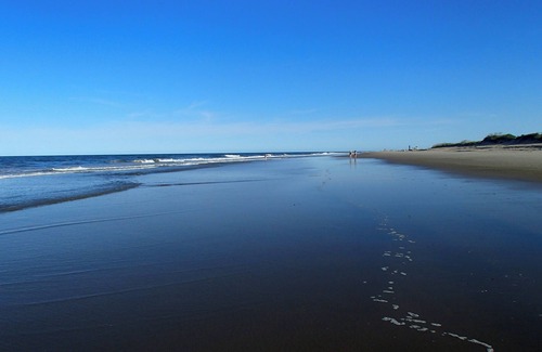 Virginia Beach Condominio | Timeless 3-bedroom oceanfront condo featuring modern comforts and quiet location