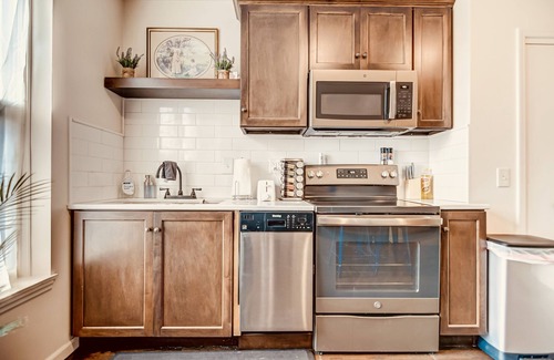 Springfield Casa | Timeless Elegance | Walk to Capitol & Attractions | Historic Luxury
