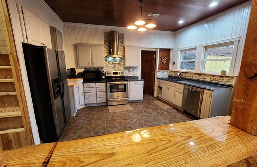 Gnaw Bone Cabina | TIMELESS IVORY LODGE: Cabin & creek, Hot Tub, 5min to Nashville! Pet friendly