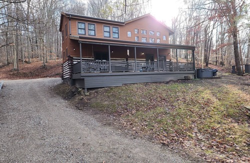 Gnaw Bone Cabina | TIMELESS IVORY LODGE: Cabin & creek, Hot Tub, 5min to Nashville! Pet friendly