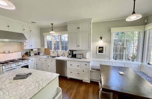 San Jose Casa | Timeless Tudor With Game Rooms & Hot Tub!