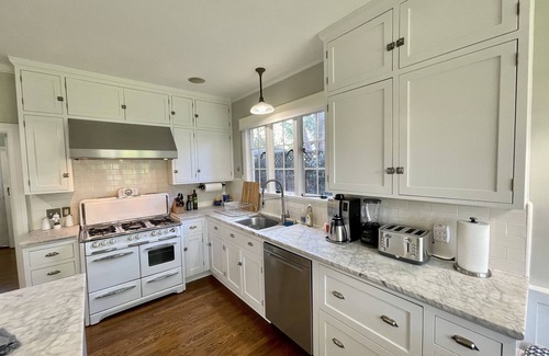 San Jose Casa | Timeless Tudor With Game Rooms & Hot Tub!