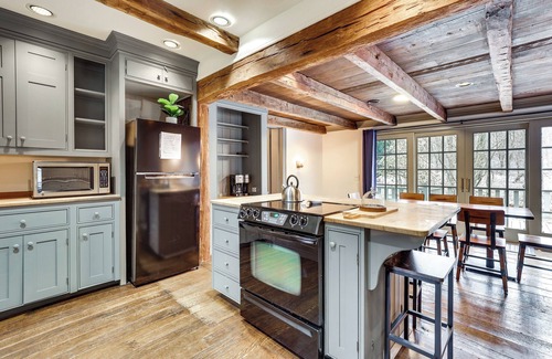 Dundee Casa | Timeless Winesburg Farmhouse w/ Deck