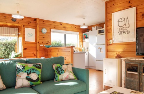 Waimarama Cabaña | TIMEOUT COTTAGE - WAIMARAMA HOLIDAY HOME, with a garden in Waimarama
