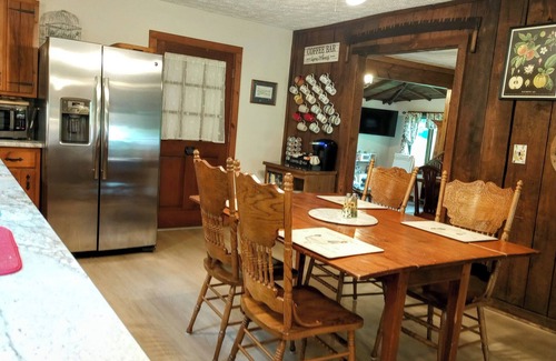 Roan Mountain Otro | Tinker Valley Farmhouse – Fall Colors, Farm Animals & Quiet Country Comfort