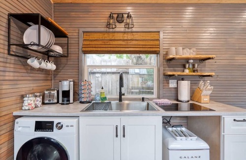 Hosford-Abernethy Casa | Tiny Aztec - Walk to Local Shops & Restaurants