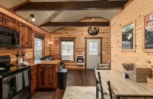 Trenton Cabina | Tiny Cabin Escape - Mountain Views, 30 Min Downtown Chattanooga, Dog Friendly - Cloudland Canyon