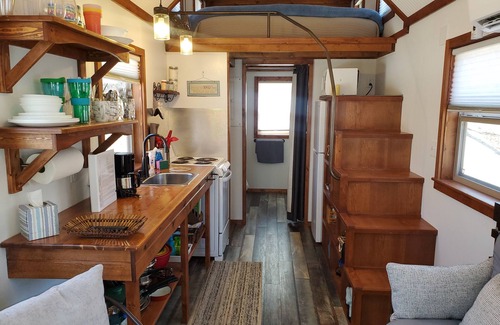 Garfield Casa | Tiny Cabin-Lakefront Perfect Escape for 1 or 2 Guests; King Size Bed in Loft.