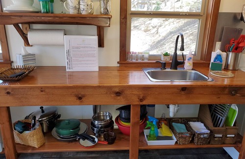 Garfield Casa | Tiny Cabin-Lakefront Perfect Escape for 1 or 2 Guests; King Size Bed in Loft.