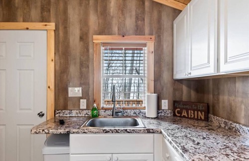 Albertville Apartamento | Tiny cabin on 10 acres with pond
