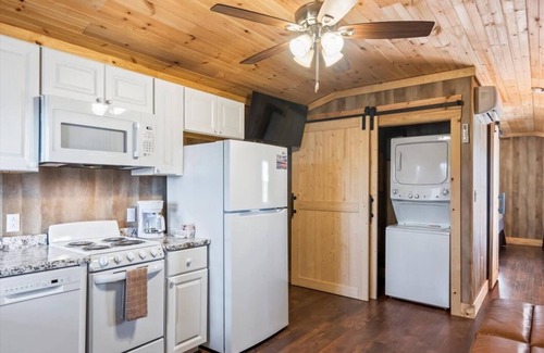 Albertville Apartamento | Tiny cabin on 10 acres with pond