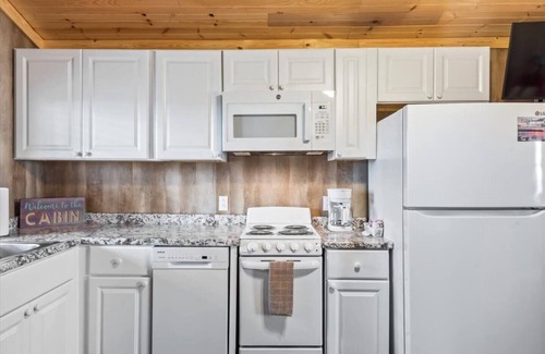 Albertville Apartamento | Tiny cabin on 10 acres with pond