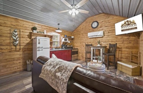 Ringold Cabina | Tiny Cabin! private back deck, outdoor fire pit, less than a mile to lake