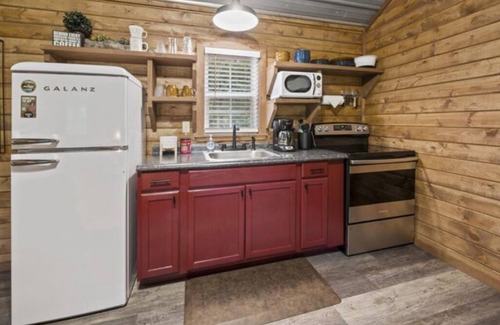 Ringold Cabina | Tiny Cabin! private back deck, outdoor fire pit, less than a mile to lake