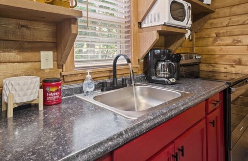 Ringold Cabina | Tiny Cabin! private back deck, outdoor fire pit, less than a mile to lake