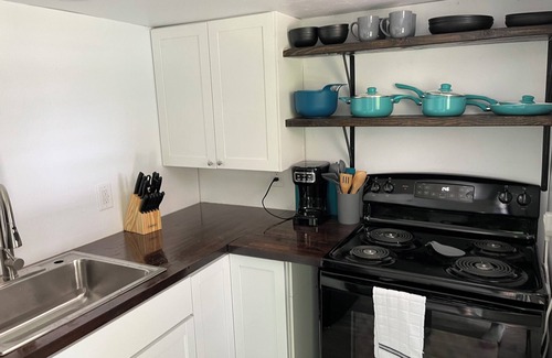 Monroe City Cabina | Tiny cabin set in back of the property. Great for a quiet couples getaway.