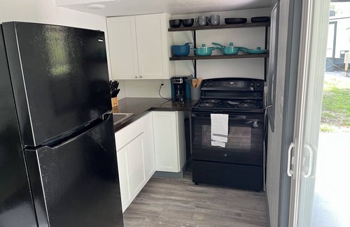 Monroe City Cabina | Tiny cabin set in back of the property. Great for a quiet couples getaway.