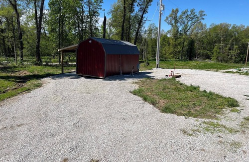 Monroe City Cabina | Tiny cabin set in back of the property. Great for a quiet couples getaway.