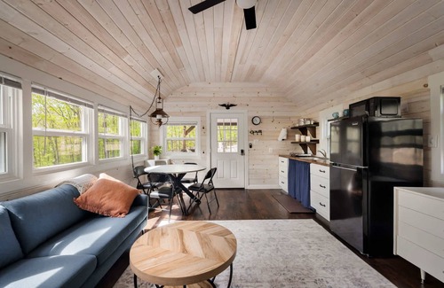 Great Cacapon Apartamento | Tiny Cabin w Fire Pit Game Room and Dog Friendly