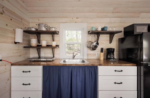 Great Cacapon Apartamento | Tiny Cabin w Fire Pit Game Room and Dog Friendly