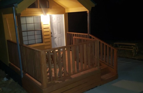 Tulsa Cabina | Tiny Cabin with Private Hot Tub on Acres