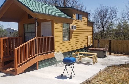 Tulsa Cabina | Tiny Cabin with Private Hot Tub on Acres