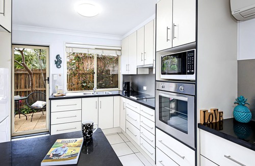 Coolum Beach Apartamento | Abajo, planta baja, piso de la abuelita, entrada privada totalmente independiente.