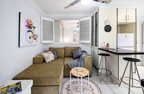 Coolum Beach Apartamento | Abajo, planta baja, piso de la abuelita, entrada privada totalmente independiente.