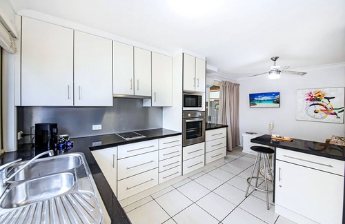 Coolum Beach Apartamento | Abajo, planta baja, piso de la abuelita, entrada privada totalmente independiente.