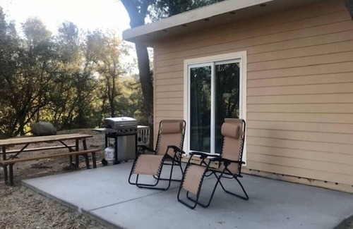 Squaw Valley Casa | Tiny Cottage for 2 near Kings Canyon National Park with EV Charging.