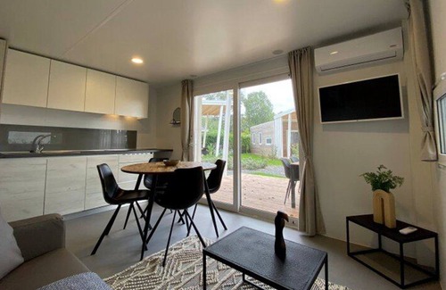 Dordtse Biesbosch Casa | Tiny Cottage Hottub 2+2 by Interhome
