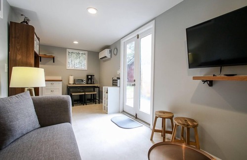 Midtown Cabaña | Tiny Cottage, Live with Pets in Central Savannah