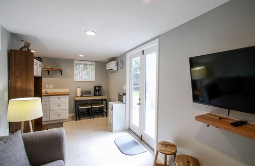 Midtown Cabaña | Tiny Cottage, Live with Pets in Central Savannah