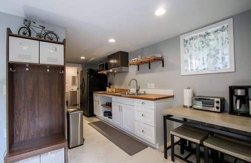 Midtown Cabaña | Tiny Cottage, Live with Pets in Central Savannah