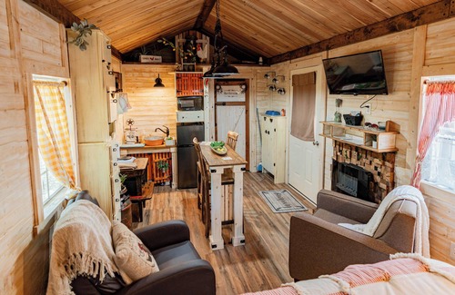 Granbury Cabina | Tiny Farmhouse on 4 Acres near Downtown Granbury