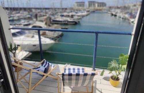 Seafront Apartamento | Tiny float home Brighton