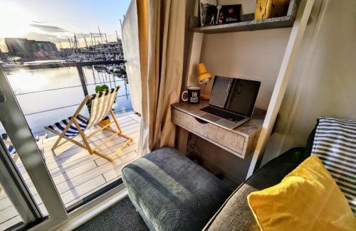 Seafront Apartamento | Tiny float home Brighton