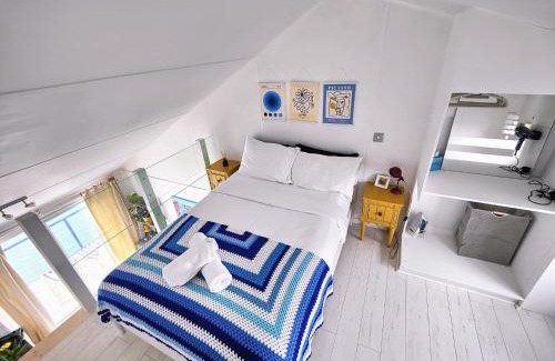 Seafront Apartamento | Tiny float home Brighton